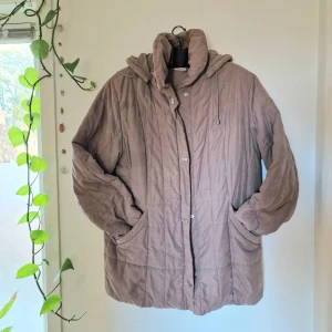 Quiltad jacka/kappa - Camel/djup beige-färgad quiltad jacka. Bästa höstjackan i,riktigt gosigt, buttery soft tyg. 1 stora fickor fram, avtagbar huva samt gosig krage 🦥 (<- känns typ så 😋) Jag har haft den oversized och med många lager. Mycket bra skick och inga tecken på användning. Återuppladdad för fri frakt. Jag har mycket annat uppe på sidan, både herr och damkläder. Köp gärna bundle för att få rabatt 🤗 