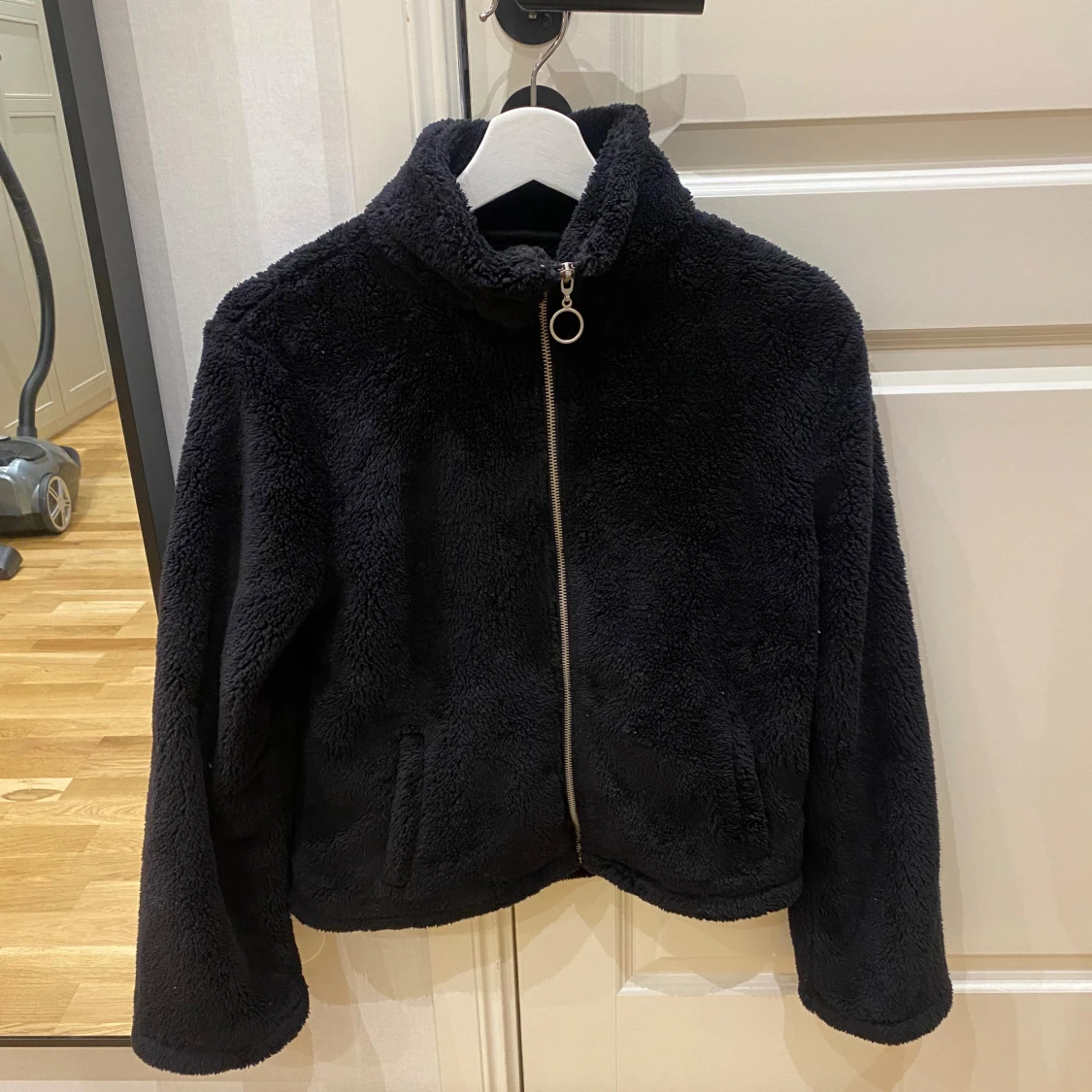 Svart teddyjacka från Bubbleroom