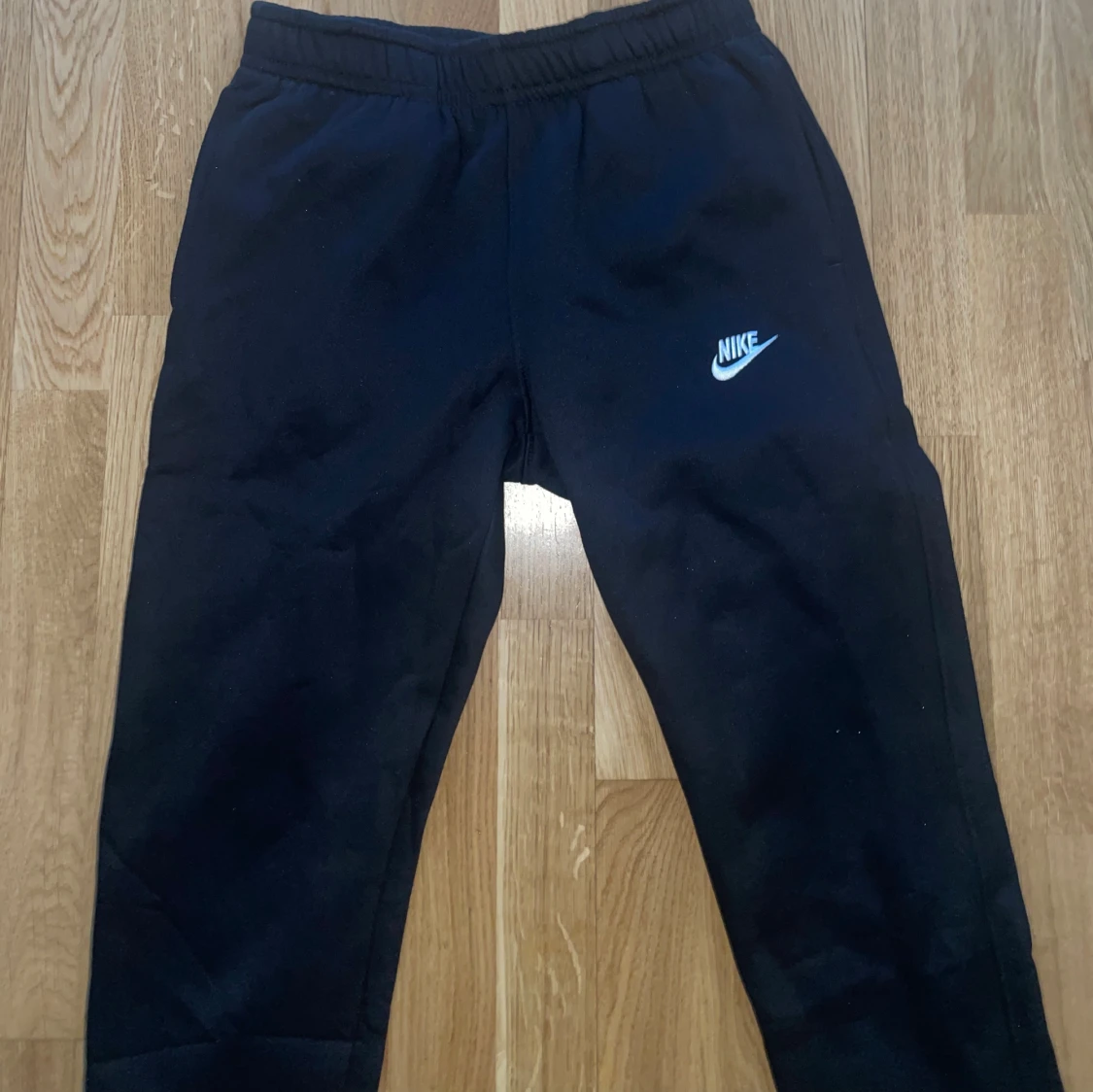 Svarta Nike byxor 170 cm  - 1