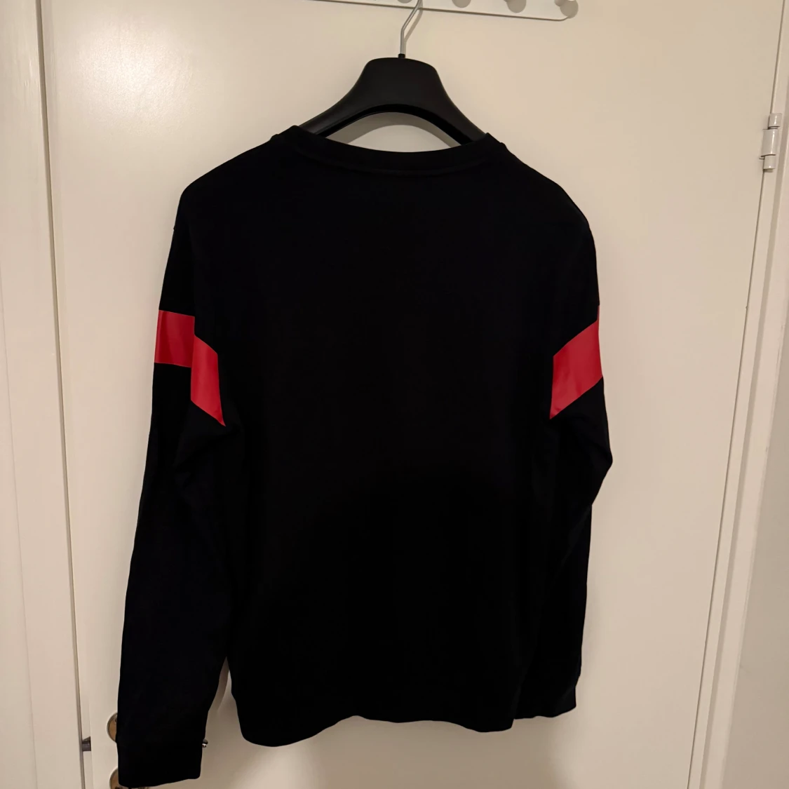 Svart långärmad tröja med röd rand (Hugo) - 1