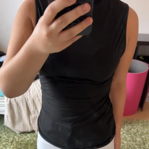 Topp från Zara  - Har sällan på mig denna, ser oanvänd ut och dessutom har unik detalj vid sido magen💕
