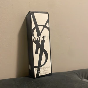 YSL MYSLF Eau de Parfum - Stilren parfym från YSL med modern design. Eau de Parfum-variant, flaska som är både påfyllningsbar och återvinningsbar. Perfekt för dig som vill sticka ut med en ikonisk look.