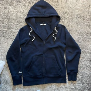 Russemerch zip navy - Zip up från russemerch, 10/10 skick använd 3 ggr