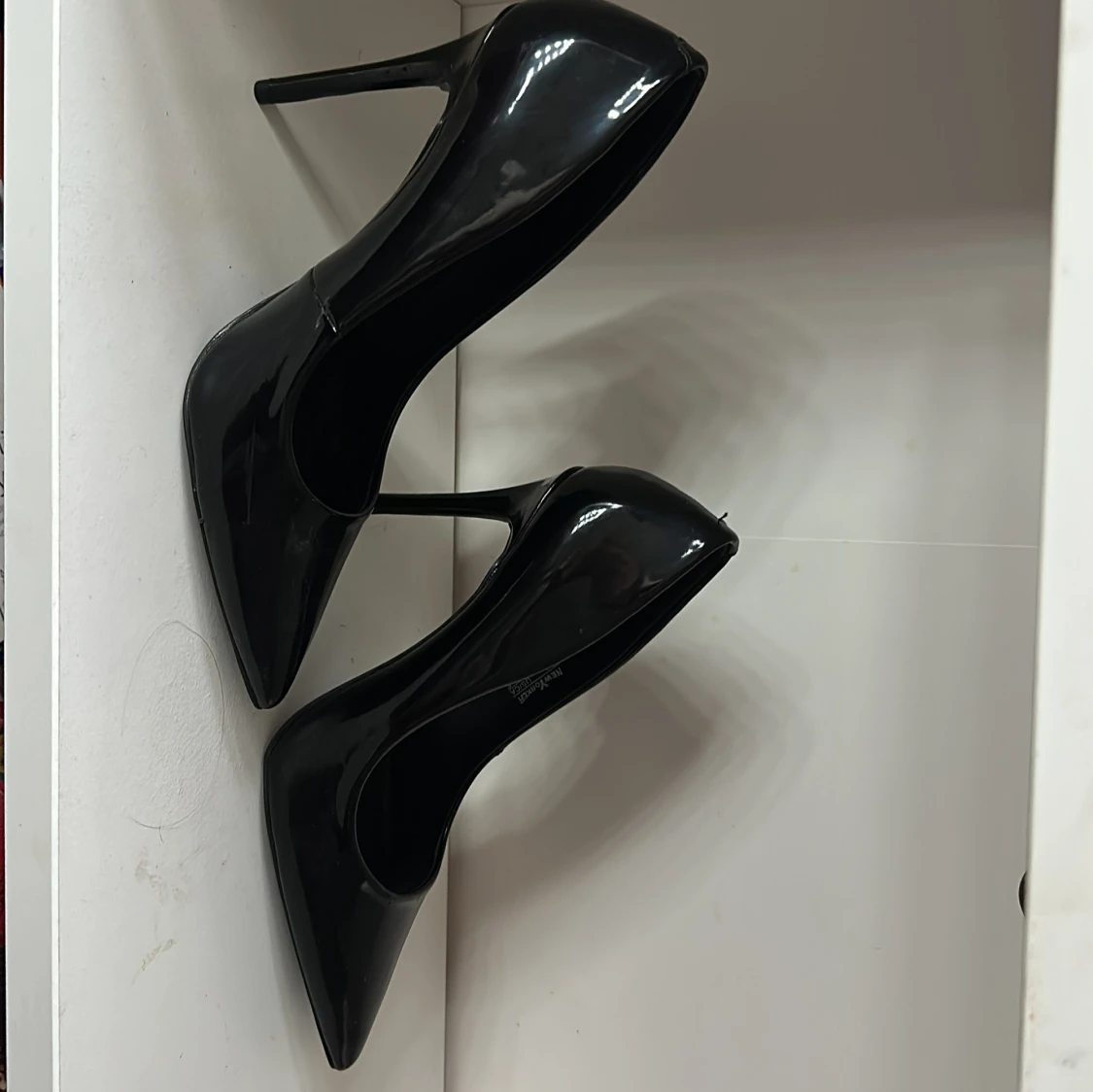 Svarta lackklackar med spetsig tå