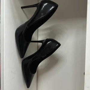 Svarta lackklackar med spetsig tå - Snygga svarta klackar från New yorker i storlek 38. Skorna har en glansig lackyta, spetsig tå och hög smal klack som ger en riktigt elegant vibe. Perfekta för dig som gillar att sticka ut med stilrena detaljer och klassisk form. Så snygga!! Hade inte sålt dom om det berodde på att det var i min storlek, men nu är det för små 🥲🥰 Men en bättre chans till någon som faktiskt vill använda dem ‼️❤️Används endast vid köp i butik ‼️