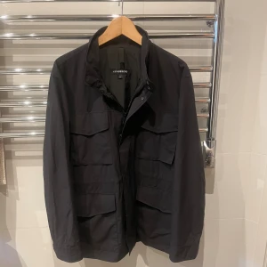 J.Lindeberg fieldjacka - Säljer en fieldjacka ifrån j.Lindeberg i storlek M. Jättefint skick inga defekter eller skador. Hör gärna av dig om du har några funderingar!