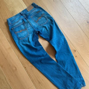 Nudie jeans Grim Tim 30/32 - Säljer ett par feta nudie jeans i den populäraste modellen Grim Tim. Storlek 30/32! Skriv vid funderingar ⚜️⚜️⚜️