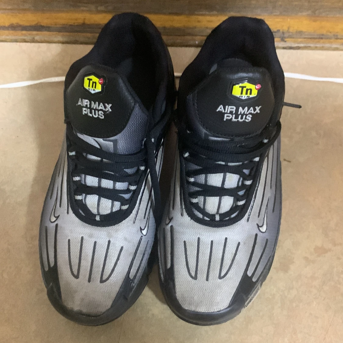 Nike Air Max Plus svart/grå sneakers