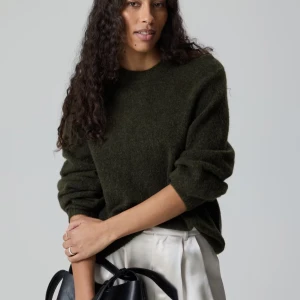 Mörkgrön stickad tröja från Cubus  - Säljer denna slutsålda stickade mörkgröna tröjan från Cubus🩷storlek M och är såå mysig och varm att ha på sig🩷🪽aldrig använt tröjan och prislappen är kvar!