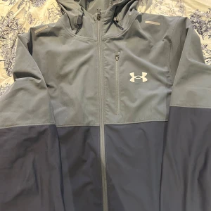 Under armour windbreaker  - Helt ny inga defekter, storlek s , skicka dm vid prisförslag eller frågor 😁