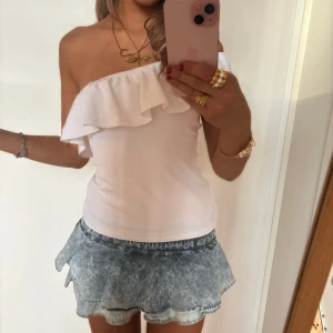 One shoulder volangtopp  - Så snygg och somrig vit one shoulder volangtopp! Jag är 168 och det är mina bilder, köp via köp nu direkt eller Swish, kvar tills markerad som såld 💖 