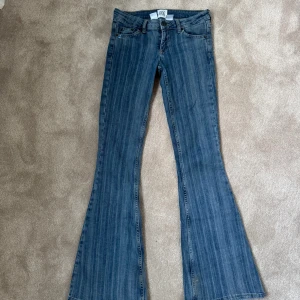 Blå flare jeans från BDG Urban Outfitters - Säljer ett par blå jeans från BDG Urban Outfitters med bootcut.🩵💙