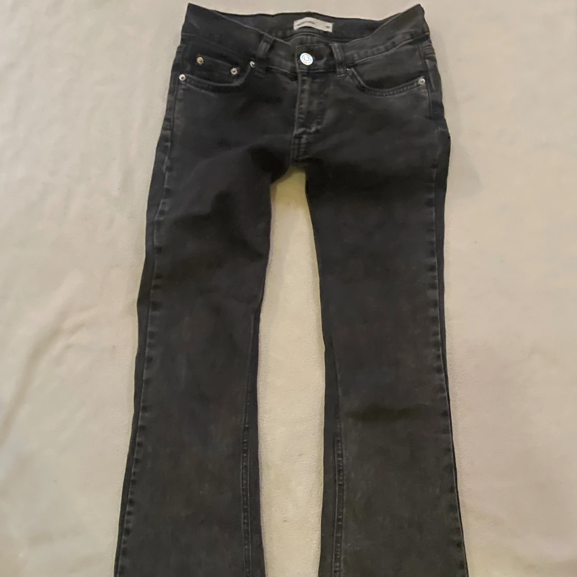 Svarta/mörkgråa bootcut jeans - 2