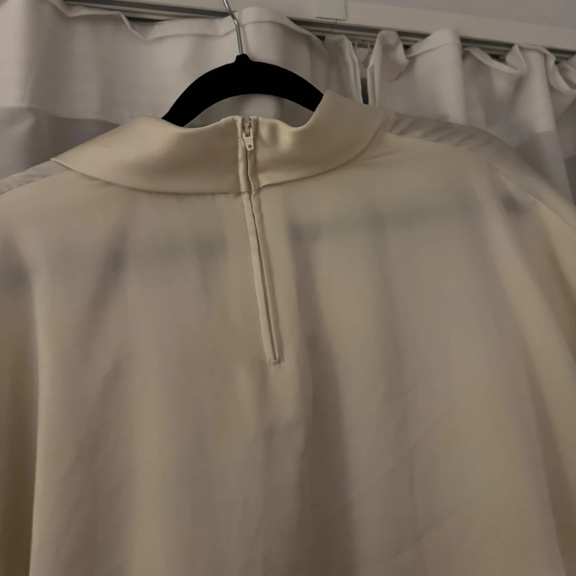 Krämvit blus med korta ärmar - 2