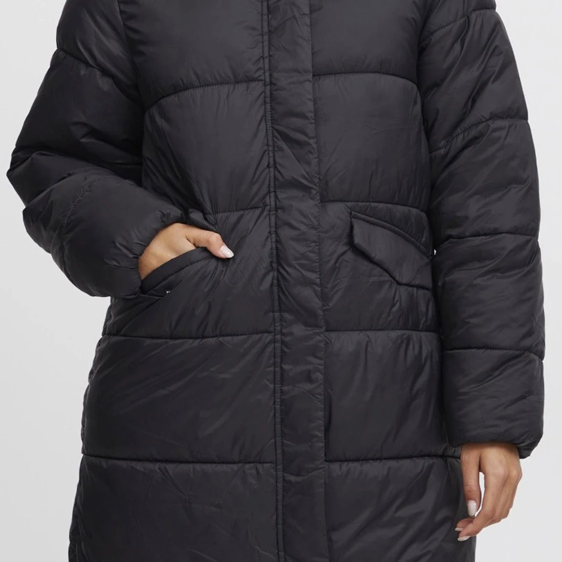 Svart lång pufferjacka från ICHI