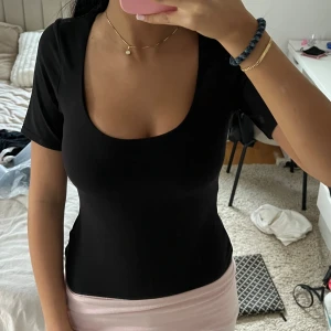 Svart H&M body  - Slutsåld body från H&M i skönaste materialet. Endast använd 2 gånger, som ny!!