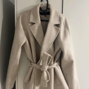 vår/höstjacka - fin beige vårjacka från vero moda i stl S, typ aldrig använd