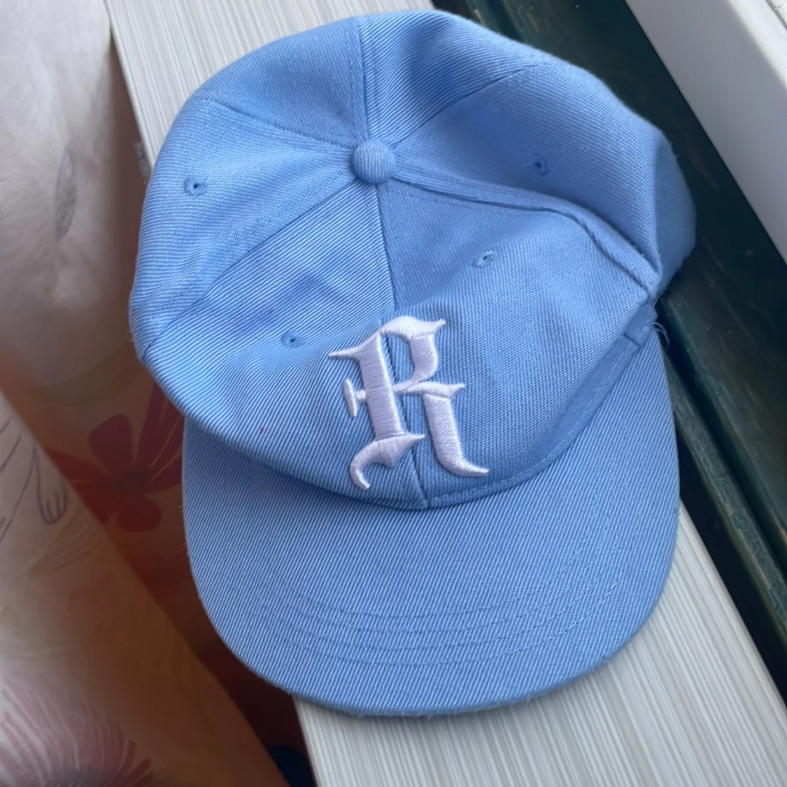 Golden Age ljusblå keps med brodyr - 1