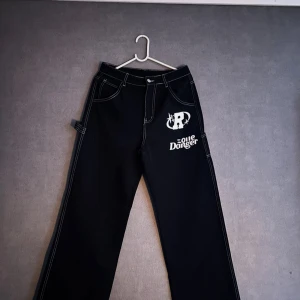 Jeans med tryck - Hej! Säljer dessa jeans då dom var för små. Fick dom i present så har tyvärr ingen koll på vars dom är köpta.  Nyskick, har aldrig använt dom☺️  Midjemått: 80cm Inre benlängd: 72cm  Har du frågor eller vad som helst är det bara skriva pm🤗                        Finns ut på min vinted också (Julia.123678)