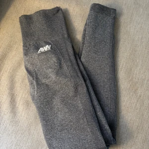 Aware nutrition  - Träningstights i storlek S, använda men i gott skick fortfarande! Lite avskavt vid märket annars har jag inte märkt några andra skavanker
