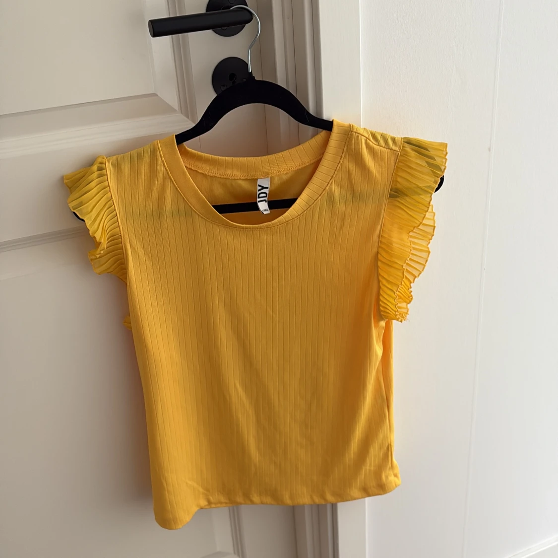 Gul ribbad topp med volangärmar från JDY