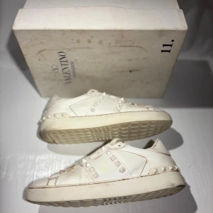 Valentino skor - Hej! Säljer nu mina skor från märket Valentino, storlek 39 bra skick, allt på bilden ingår. Tveka inte på att höra av dig om du har frågor eller funderingar kring skorna! 