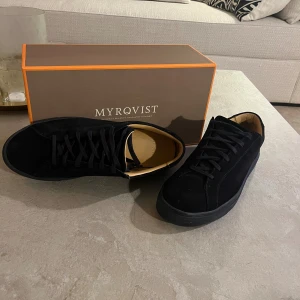 Navy mocka sneakers från Myrqvist - Snygga Mörkblåa sneakers från Myrqvist i mjuk mocka med rund tå och platt sula. Skorna är i mycket fint skick och väldigt sparsamt använda.  Nypris 2000, jag säljer för halva priset! Hör av dig vid frågor! 