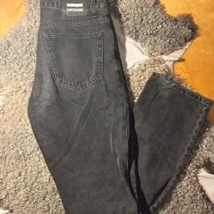 Dr Denim Jeans  - Dr Denim jeans | Skick: 9/10 | Tillbehör: Endast jeans | Nypris: 499 SEK | Strolek: 31:34 | Pris kan diskuteras, vid fler bilder eller frågor hör av er. 🍂🍁