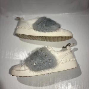 Valentino skor - Hej! Säljer nu mina skor från märket Valentino, storlek 39 bra skick, allt på bilden ingår. Tveka inte på att höra av dig om du har frågor eller funderingar kring skorna! 