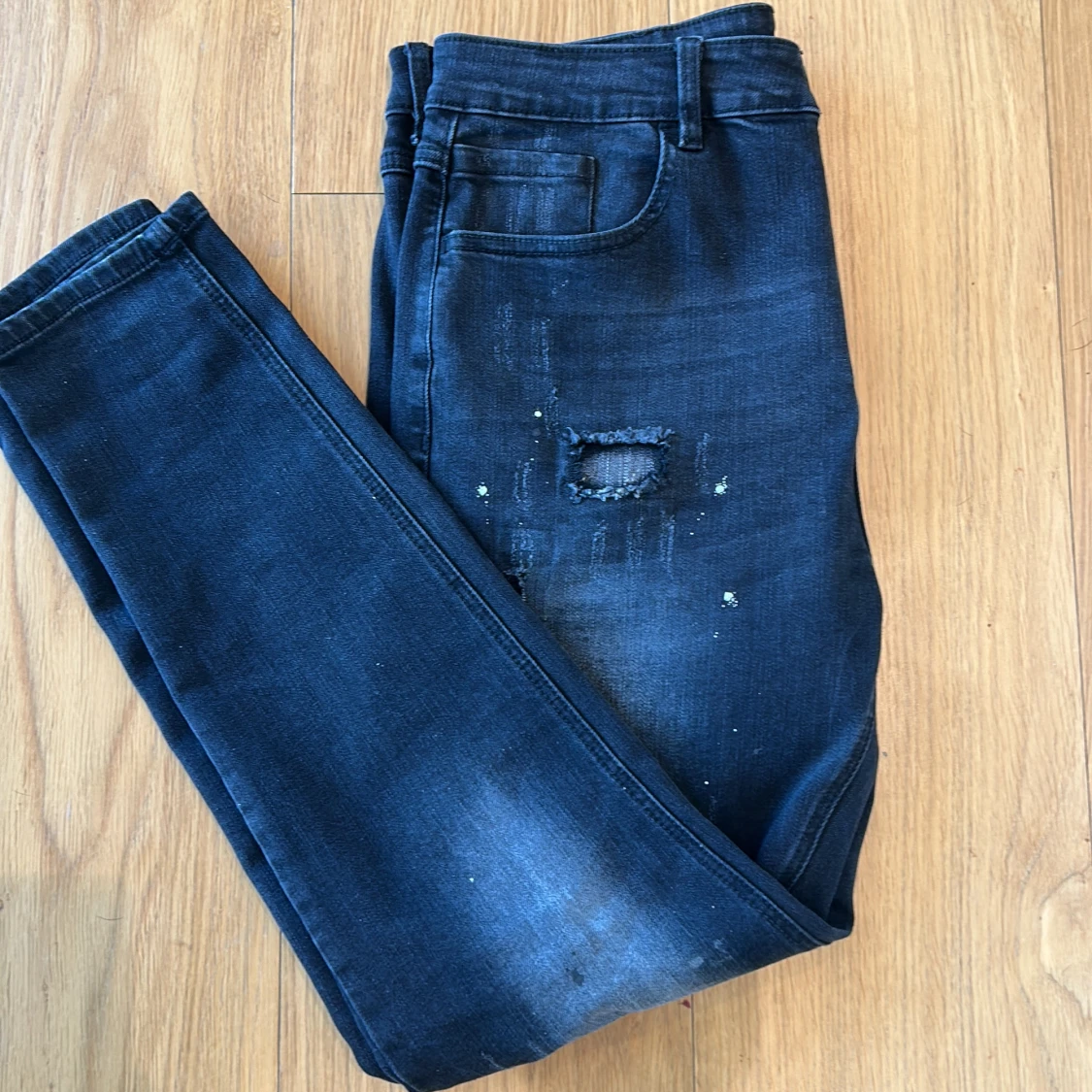 Svarata jeans med slitningar från KWD - 3