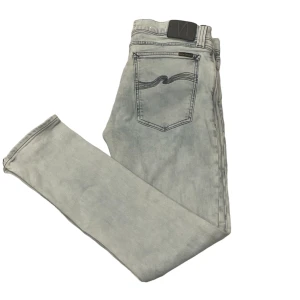 Nudie jeans  - Säljer dessa nudie jeans då dem inte passa mig. Dem är i bra skick utan några defekter. Jeansen är waist 34 men jag skulle påstå att de snarare är waist 31 till 32. Priset kan diskuteras vid snabb affär.