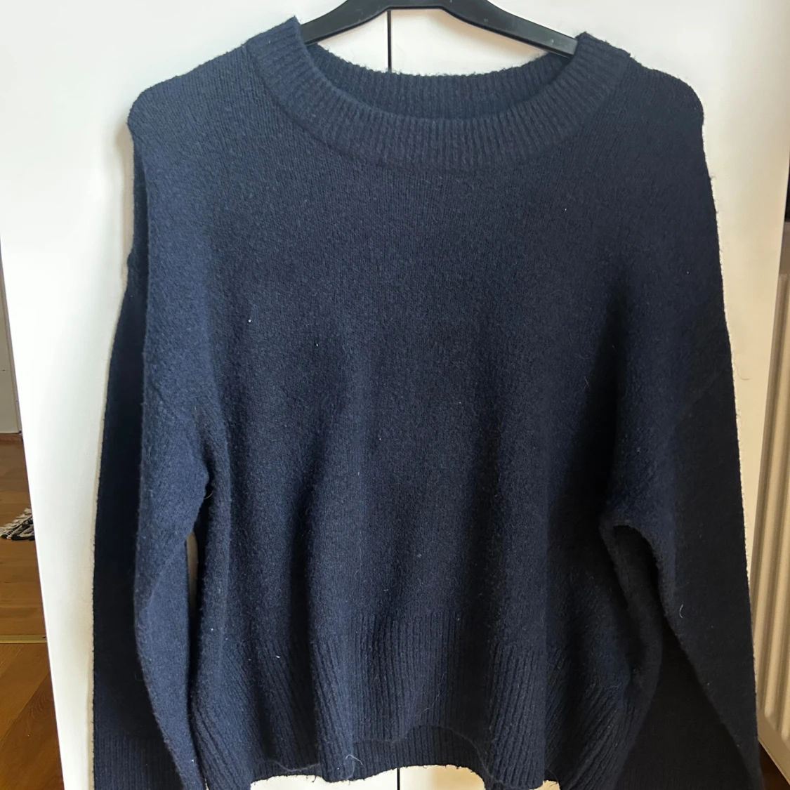 Mörkblå stickad tröja från Gina Tricot