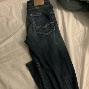 Replay jeans - Säljer dessa tre feta replay jeans jättebilligt! 250kr styck eller 650 för alla! Barnstorlek i 14a Dom är i jättefint skick och är nästan som nya då dom knappast använts! Hör av dig om fler bilder