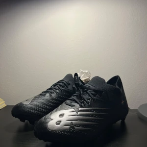 New balance fotbollsskor  - Hej! Säljer mina new balance fotbollsskor i storlek 39,5 som är helt oanvända. De kommer även skickas i orginalförpackning. Dessa är perfekta för fotbollsträningar och matcher. Hör av dig vid fler frågor! 