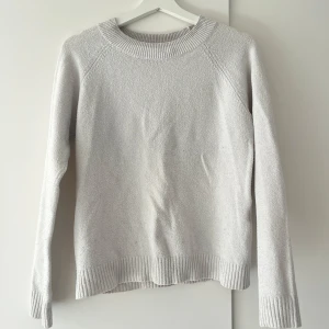 Vero Moda tröja - Fin populär tröja från Vero Moda! Köpte för något år sen och andvänt en del, fått lite mörkare ton i färgen men ändån jättefin och skön!💕