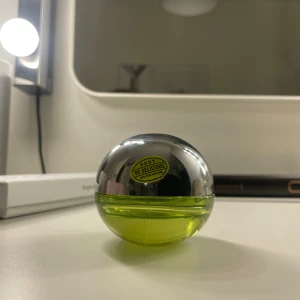 DKNY Be Delicious parfym - DKNY Be Delicious parfym i den gröna doften, 30ml. Endast 5ml användt, alltså 25ml kvar. Nypris 650kr.