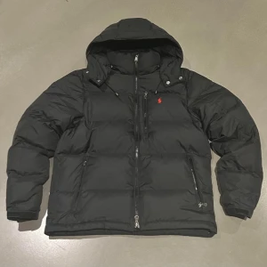 Helt nya Ralph Lauren-jackor – finns i M & L - Säljer helt nya och oanvända Ralph Lauren-jackor i storlekarna M och L. Jackorna är varma, stilrena och passar både till vardags och finare tillfällen. Originaletiketter sitter kvar. Finns för snabb affär!  💯 Skick: Helt ny (oanvänd) 📏 Storlek: M & L 🎨 Färg: Svart (andra färger kan ev. finnas – fråga gärna!) 👕 Passform: Unisex