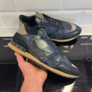 Valentino Rockrunner  - Valentino Rockrunner skor i väldigt bra skick | Perfekta för hösten och vintern 🍁❄️| Storlek 42 passar även 43 | Ingår: endast skorna | Hör av dig vid frågor eller funderingar!