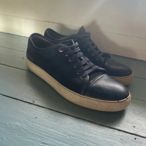 Lanvins - Lanvins, med lite små hål här och där men skicket funkar fortfarande, bara dustbag med följer då jag inte fick nån box från förra ägaren. Kan gå ner i pris om du är intresserad! KÖP!!!!!!!