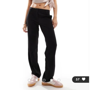 Svarta kostymbyxor  - Hej! Säljer dessa svarta kostymbyxor från Bershka. Jag är ca 170 och har storlek 36. I bra skick. Ordinarie pris 499 kr. 