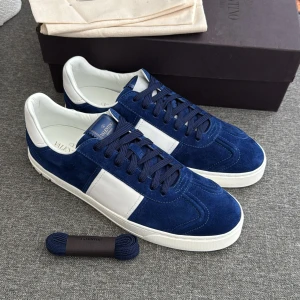 Valentino Flycrew HELT NYA | 44 - Valentino Flycrew Sneakers | HELT NYA; missfärgning vänster sko, se bild 3 | INGA BYTEN | Fraktar spårbart eller möts upp i Täby 