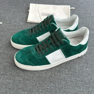 Valentino Flycrew | 41 - Valentino Flycrew sneakers | Grymt skick; 2 nitar saknas | Original dustbag ingår | INGA BYTEN | Fraktar spårbart eller möts upp i Täby 