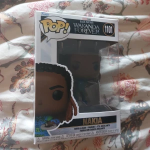 Funko Pop! Nakia 1101 Black Panther Wakanda Forever - Funko Pop! Nakia #1101 från Black Panther: Wakanda Forever. Figuren är i originalförpackning, oskadd och i nyskick men den har varit utanför boxen. Perfekt för samlare och Marvel-fans. 