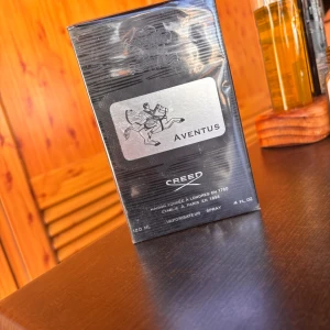 Creed Aventus 120ml parfym - Lyxig parfym från Creed, Aventus-serien. 120 ml flaska. Fått den i present, men har nog köpt ny parfym då jag inte tyckte den doften passad mig. Men luktar extremt gott. Nypris runt 4000kr. Vid frågor är de bara att skriva🤩🤩