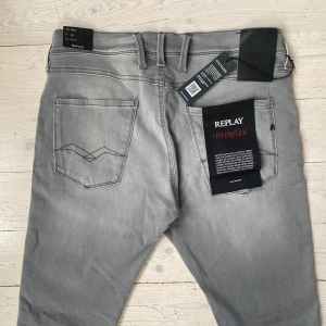 Helt nya Replay jeans!!! - Sjukt feta Replay jeans i modellen Anbass Hyperflex helt i nyskick och med alla tags kvar 🙌 Storlek 33/34, skriv vid fråga ✌️ Har en liten slitning på ena benet längst ned