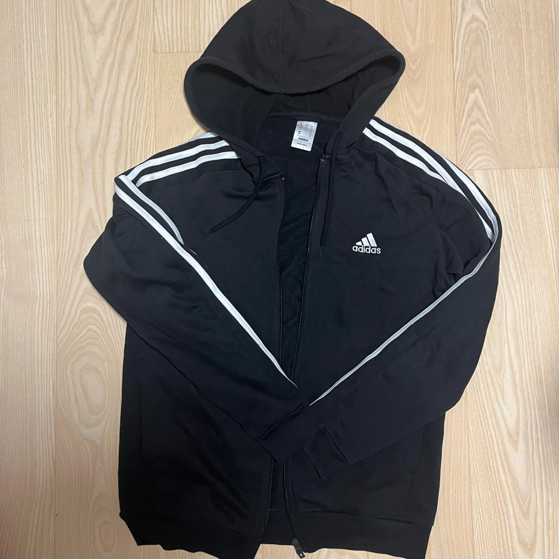 Svart Adidas hoodie med vita ränder