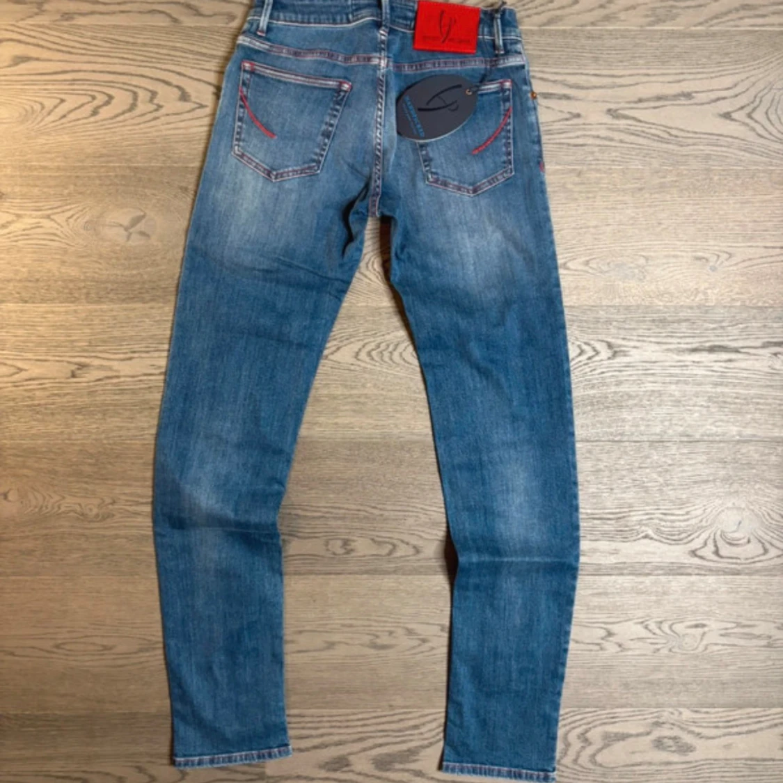 Handpicked blå jeans med röda detaljer - 3