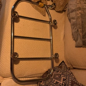 Handuksvärmare - Handuksvärmare till badrummet som går på el. Nypris går för circka 2000kr