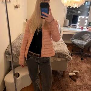 Ljusrosa höstjacka - Säljer min supergulliga jacka då den har blivit för liten. Skulle säga att den passar både S och XS💗