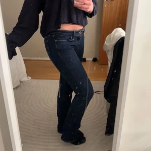 Levi's Straight Leg Jeans mörkblå - Mörkblå low waist Levi's jeans med straight leg. Snyggt broderade bakfickor och diskret Levi's-märke. Innerbenslängd: 74 cm. Midjemått: 40x2 (jag har ett snöre runt midjan på bilden)💙💙